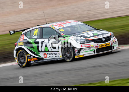 Donington Park, Derbyshire, UK. 29. April 2018. Dunlop MSA British Touring Car Championship. Josh Cook, Vauxhall Astra, Power Maxed Racing Stockfoto