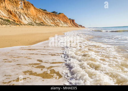 Schönen Strand von Falesia mit hohen, orange Klippen von Atlantik, Albufeira, Algarve Stockfoto