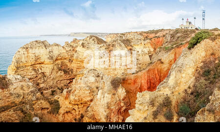 Leuchtturm auf Gelb und Orange Klippen in Ponta da Piedade, Lagos, Algarve, Portugal Stockfoto