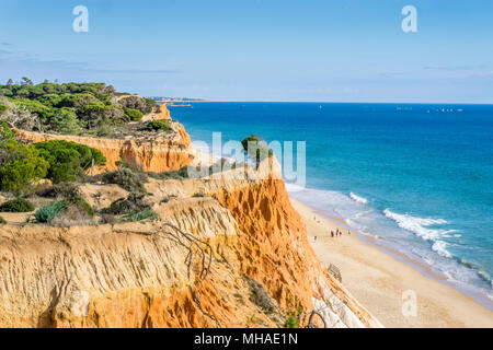 Schönen Strand von Falesia mit hohen, orange Klippen von Atlantik, Albufeira, Algarve Stockfoto