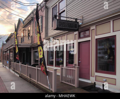 Camillus, New York, USA. April 28, 2018. Kleine und mittlere Unternehmen entlang der Hauptstraße durch die kleine Stadt von Camillus, New York, früh am Morgen Stockfoto