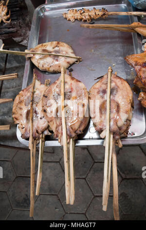 Gegrillte Fischspieße zum Verkauf auf dem Krabbenmarkt in Krong Kaeb, Provinz Kep, Kambodscha, mit lokalem Streetfood und lebendiger Marktkultur Stockfoto