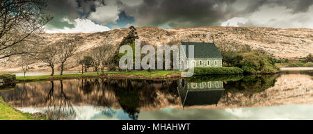 Ansicht des Gouganebarra See und den Fluss Lee, mit der Heiligen Finbarr Kapelle Kapelle im Hintergrund. Stockfoto