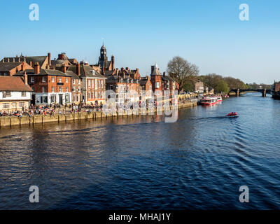 Geschäftigen Kings Staith durch den Fluss Ouse an einem sonnigen Frühlingstag York Yorkshire England Stockfoto