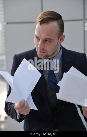 Geschäftsmann emotional Lesen von Dokumenten Stockfoto