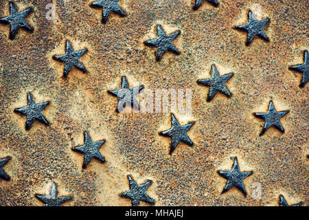 Geprägte sternförmig auf verrostetem Metall oberfläche, abgenutzt metallische Textur als Hintergrund Stockfoto