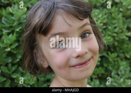 Porträt eines Green Eyed Girl mit einem schelmischen Blick Stockfoto