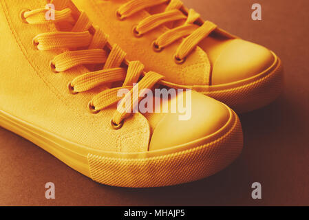 Marke neue gelbe Sneakers auf den Boden, Retro getönten Jugend lifestyle Schuhe Konzept Stockfoto