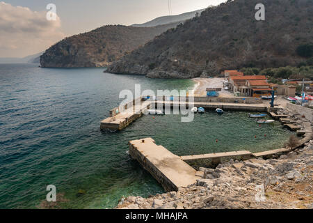 Hafen von Beli (Insel Cres, Kroatien) an einem bewölkten Tag im Frühling Stockfoto
