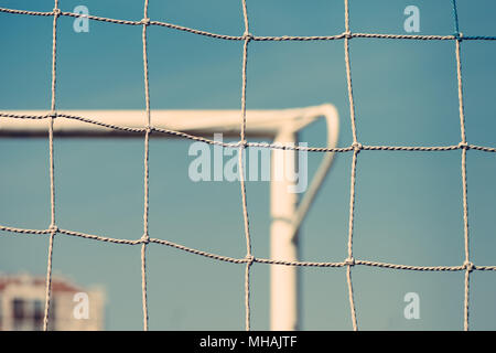 Europäische Fußball oder Fußball Ziel defokussierten im Hintergrund hinter dem Netz Stockfoto