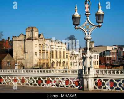 York Guildhall und verzierte Lampe standard auf lendal Bridge York Yorkshire England Stockfoto