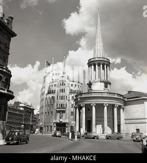 1950, historische, Außenansicht der Kirche All Souls at Langham Place, London, mit Broadcasting House, das zentrale London home von der BBC, der dahinter steckt. Die Kirche mit ihren hohen elegante Turm wurde im Regency-stil von John Nash entworfen. Stockfoto