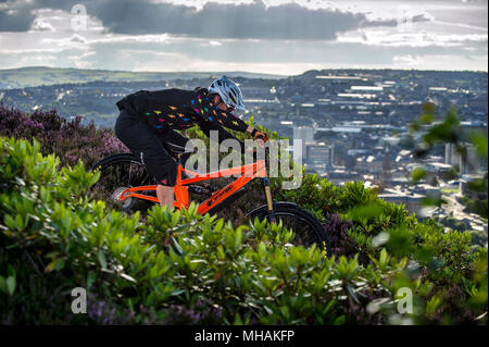 Ein Mann reitet einen elektrischen Pedal e-Bike in der Nähe der Stadt Halifax im Norden von England zu unterstützen. Stockfoto