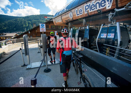 Mountainbiker warten auf Le Sonnenstühle Skilift in den Französischen Alpen Stadt von Morzine im Sommer zu erhalten. Stockfoto
