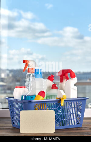 Bunte sprays Flaschen für die Reinigung. Stockfoto