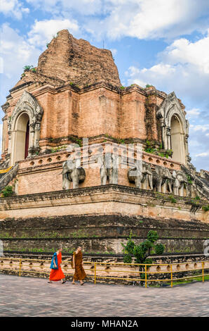 Buddhistische Mönche vor die alte Stupa des Wat Chedi Luang, Chiang Mai, Nordthailand Stockfoto