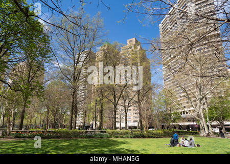 Eine Gruppe von Freunden mit Wohnungen, Rittenhouse Square, einem Garten und Park im Frühjahr im Stadtzentrum von Philadelphia, Philadelphia, Pennsylvania, USA Stockfoto