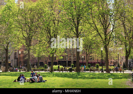 Studenten und Angehörige in Rittenhouse Square, einem Garten und Park im Frühjahr im Stadtzentrum von Philadelphia, Philadelphia, Pennsylvania, USA Stockfoto