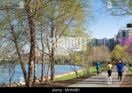 Radweg im Frühjahr in Downtown Viertel und Schuylkill River in Philadelphia, Pennsylvania, USA Stockfoto