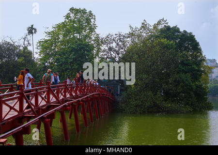 Das huc Bridge (Cầu Thê Húc) zu Jade Island, Hoàn Kiếm See, Ha Noi, Viet Nam Stockfoto