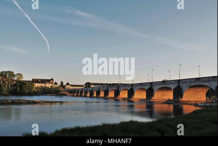 Sonnenuntergang auf der Wilson Brücke über der Loire in Tours Stadt, Loire-Tal - UNESCO-Weltkulturerbe, Frankreich Stockfoto