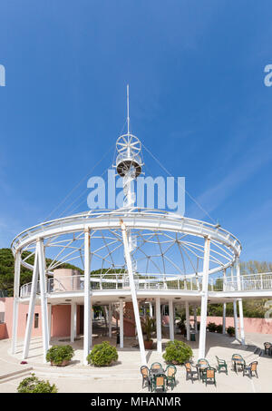 Panorama der Spirale weiße Aussichtsplattform oder Aussichtsturm, Blue Moon Beach (öffentlicher Strand), Lido di Venezia (Venedig Lido, Lido Insel), Venedig, V Stockfoto