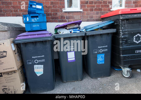 Fächer gestapelt mit Müll in Telford Shropshire. Der Müll wird Vierzehntäglich gesammelt. Stockfoto