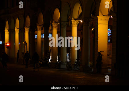 Nachtaufnahmen des Stadtzentrum von Bologna, wunderschöne Stadt in Italien. Stockfoto