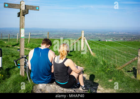 Zwei jungen Erwachsenen Entspannung nach Radfahren bis Ditchling Beacon in East Sussex, England Stockfoto