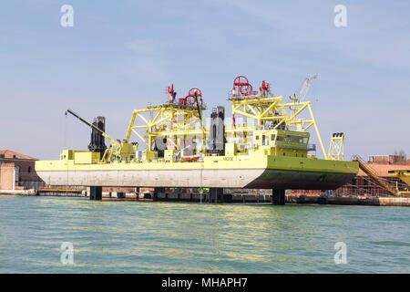 MOSE 1 Jack Schiffs aus dem Wasser herauf, Arsenale, Castello, Venedig, Venetien, Italien aufgebockt. Die Tore für den Transport der Lagune zu schließen. Stockfoto