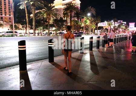 Mädchen auf Straßen in Las Vegas in knappen Kleid Stockfoto
