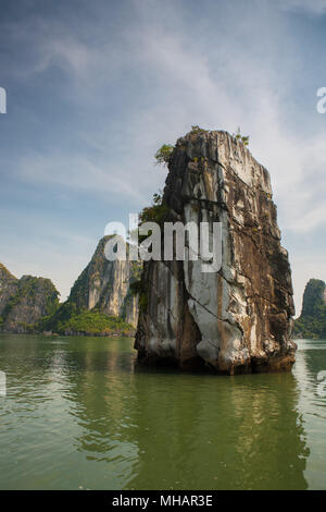 Eine felsige Inselchen (hòn Đỉnh Hương) aus Đảo Đầu Gỗ, einer der vielen Hunderte von Inseln in Ha Long Bay, quảng Ninh Provinz, Vietnam Stockfoto