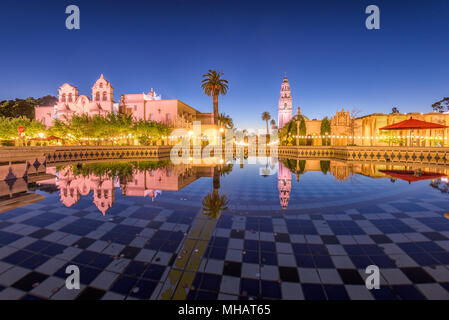 San Diego, Kalifornien, USA Plaza Brunnen bei Nacht. Stockfoto