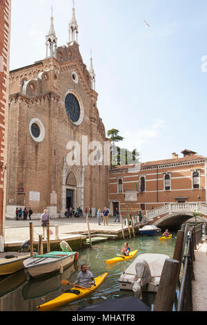 Drei Kayaker paddeln Vergangenheit Basilika Santa Maria Gloriosa dei Frari auf dem Rio dei Frari, San Polo, Venedig, Venetien, Italien einen erholsamen Urlaub Tätigkeit Stockfoto