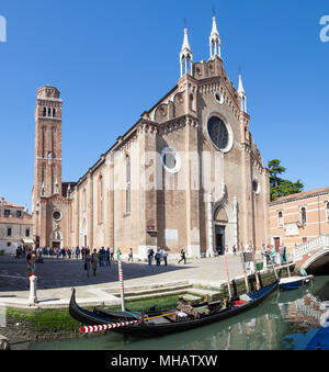 ! 492 gotische Fassade der Basilika di Santa Maria Gloriosa dei Frari, Campo dei Frari, San Polo, Venedig, Venetien, Italien mit seinem Campanile. Genähte panor Stockfoto