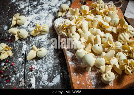 Fleisch Knödel - russische Pelmeni auf Holz- Hintergrund. Stockfoto