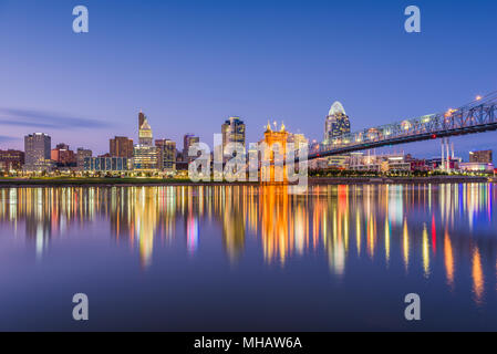 Cincinnati, Ohio, USA Skyline auf dem Fluss in der Dämmerung. Stockfoto