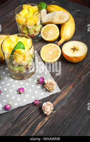 Gesundes Obst Salat im Glas und Zutat. Stockfoto