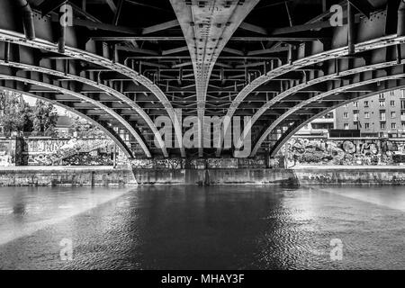 Eiserne Brücke Dachsparren Brückenbildung über der Donau in Wien. City Art gaffiti kann auf die angrenzenden Wände der Brücke gesehen werden. Stockfoto