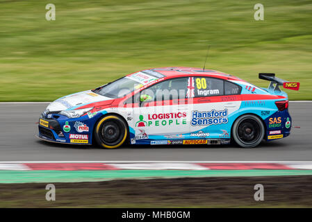 Donington Park, Derbyshire, UK. 29. April 2018. Tom Ingram gewinnt R5 des Dunlop MSA British Touring Car Championship. Stockfoto