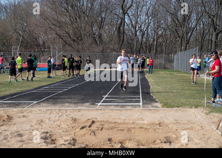 Jugend der mittleren Schule in einer Schiene und Feld an Middleton High School, Middleton, Wisconsin, USA. Stockfoto