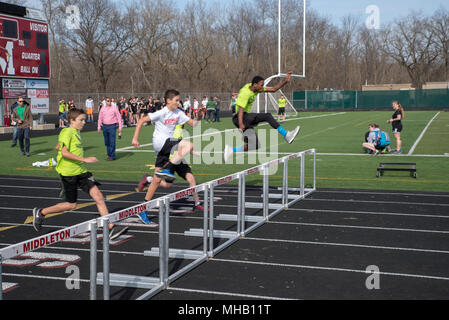 Jugend der mittleren Schule in einer Schiene und Feld an Middleton High School, Middleton, Wisconsin, USA. Stockfoto