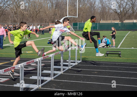 Jugend der mittleren Schule in einer Schiene und Feld an Middleton High School, Middleton, Wisconsin, USA. Stockfoto