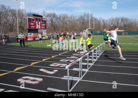 Jugend der mittleren Schule in einer Schiene und Feld an Middleton High School, Middleton, Wisconsin, USA. Stockfoto