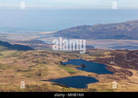 Über Llynnau Gregennen in Richtung der Mündung des Mawddach vom Gipfel des tyrrau Mawr auf der Cadair Idris massiv Stockfoto