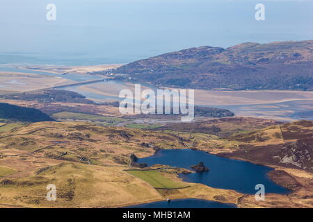 Über Llynnau Gregennen in Richtung der Mündung des Mawddach vom Gipfel des tyrrau Mawr auf der Cadair Idris massiv Stockfoto