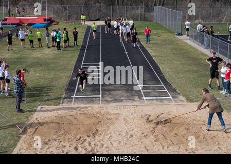 Jugend der mittleren Schule in einer Schiene und Feld an Middleton High School, Middleton, Wisconsin, USA. Stockfoto