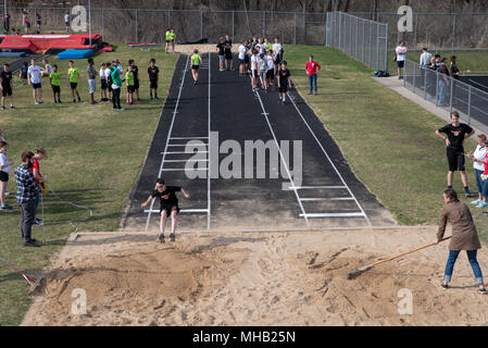 Jugend der mittleren Schule in einer Schiene und Feld an Middleton High School, Middleton, Wisconsin, USA. Stockfoto