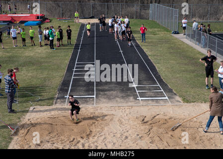 Jugend der mittleren Schule in einer Schiene und Feld an Middleton High School, Middleton, Wisconsin, USA. Stockfoto