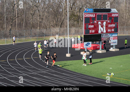 Jugend der mittleren Schule in einer Schiene und Feld an Middleton High School, Middleton, Wisconsin, USA. Stockfoto